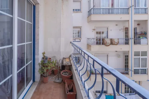 Apartamento T1 com parqueamento e arrecadação em Samora Correia
