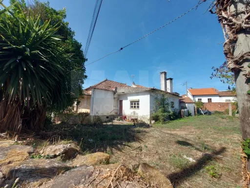 Moradia T3 com terreno em Lourosa, Oliveira do Hospital.