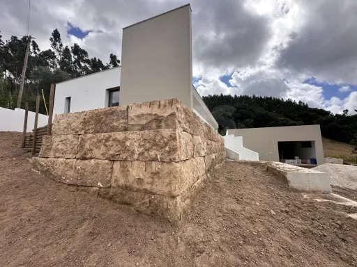 Modern 3-Bedroom Single-Storey House with Pool and Garden in Ribeira dos Amiais
