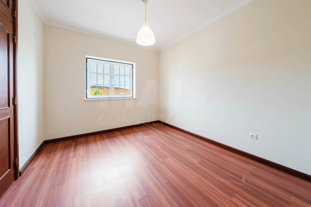 Moradia T4 em Olho Marinho | 260m² | Lote 734m²