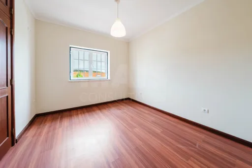 Moradia T4 em Olho Marinho | 260m² | Lote 734m²