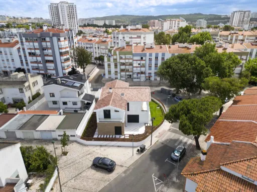 New 4-bedroom house with a pool in Linda a Velha