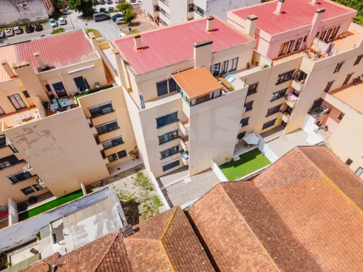 Apartamento T2 Semi-Novo | Terraço | Garagem | Bombarral