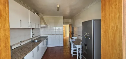 Apartamento T3 no Centro de Alpiarça | Áreas Generosas, Varandas e Excelente Localização