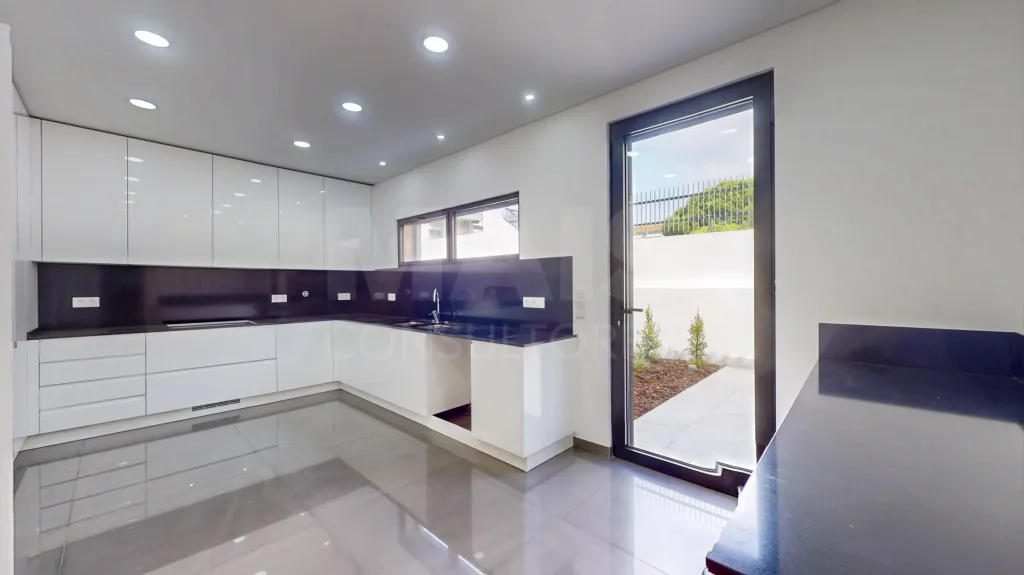 Moradia nova com piscina T4 em Linda a Velha