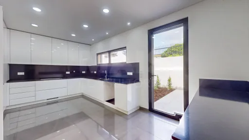 Moradia nova com piscina T4 em Linda a Velha