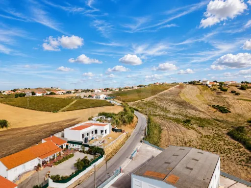 Moradia T2 com anexo T1, piscina e terreno de 1.000 m², em Torres Vedras