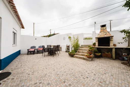 Moradia Térrea Renovada C/ Logradouro e Terreno, Vimeiro - Lourinhã