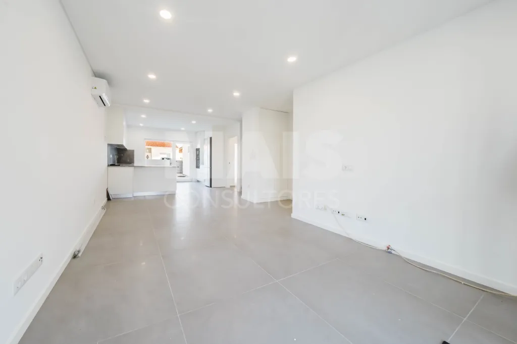 Moradia T3+1 Garagem, Logradouro e Vista Mar
