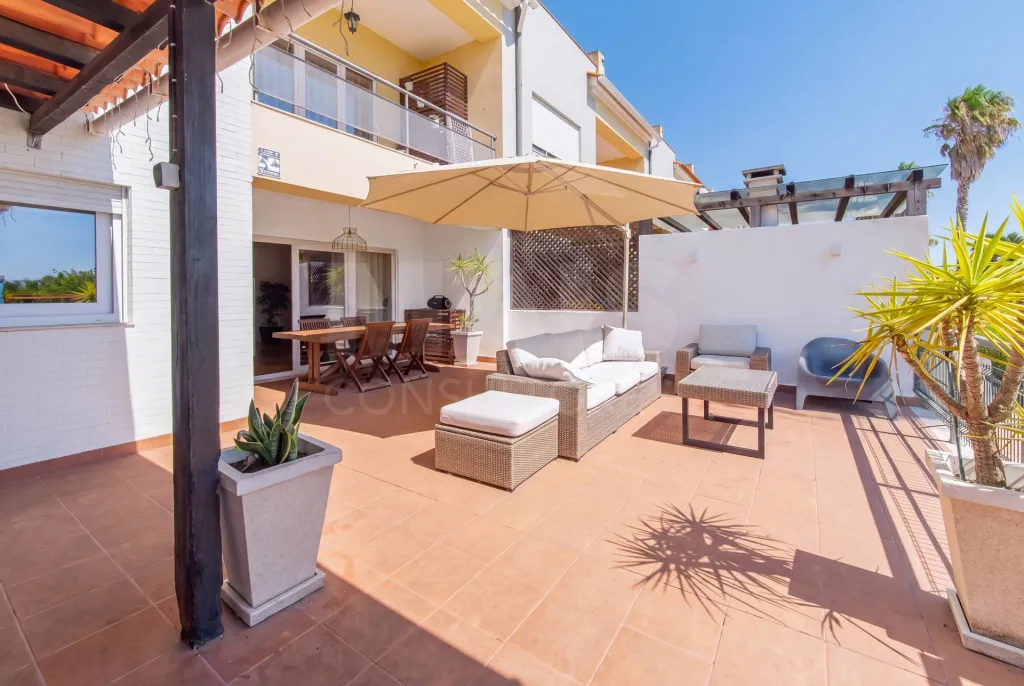 Moradia T3 totalmente remodelada no Condomínio Villas de Samorena em Samora Correia