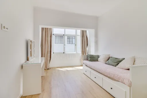 2-Bedroom Apartment in Almada’s Historic Center, Next to Casa da Cerca