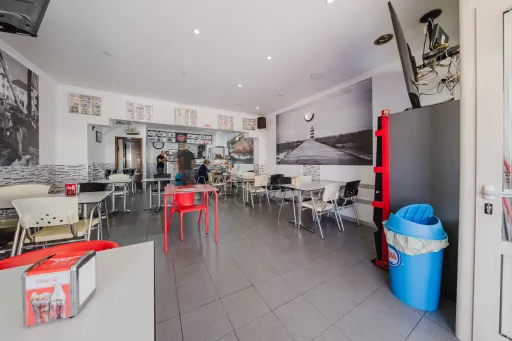 Prédio no centro de Peniche – com comércio e habitação, vista mar