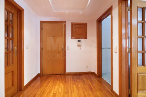 3-Bedroom Apartment in Linda-a-Velha