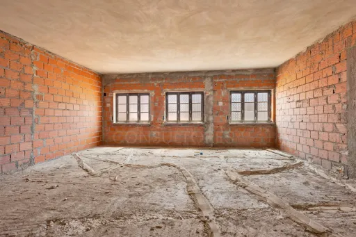 Prédio com projeto aprovado para 8 apartamentos em Peniche