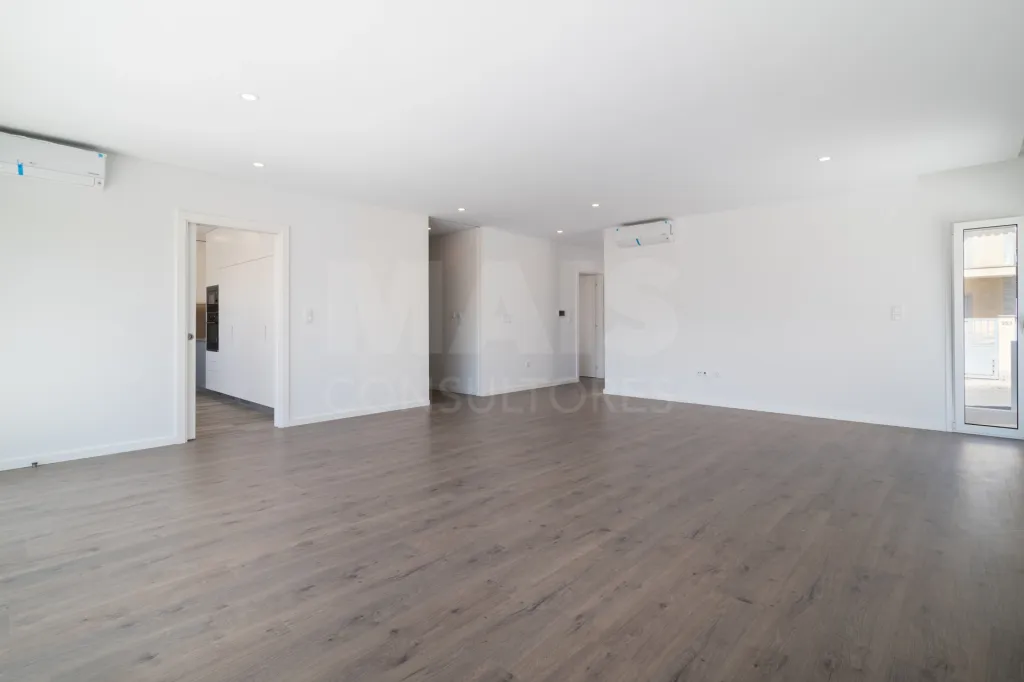 Moradia Geminada T4 + 1 com Piscina Famões