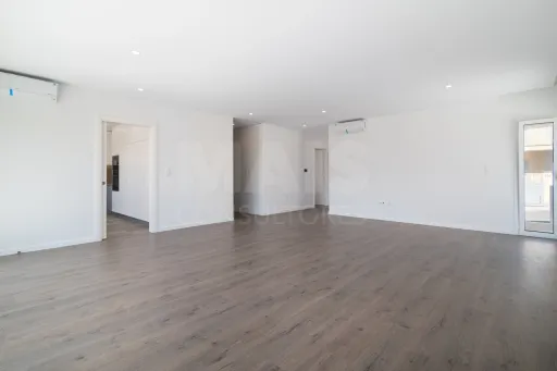 Moradia Geminada T4 + 1 com Piscina Famões