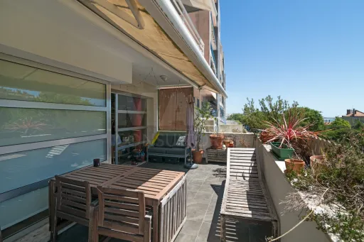 One-bedroom apartment with a terrace and garage in Linda a Velha