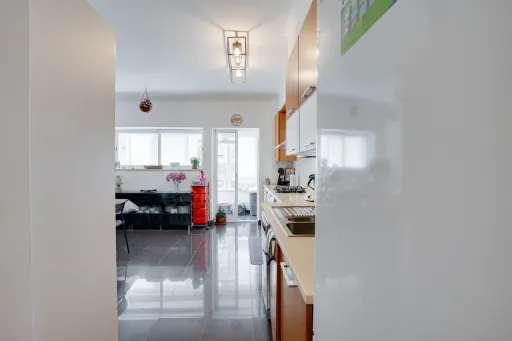 Apartamento T4 Remodelado na Rua Bartolomeu Dias na Portela de Sacavém