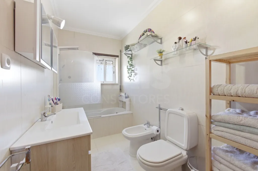 Apartamento T2 com varandas e arrecadação em Peniche