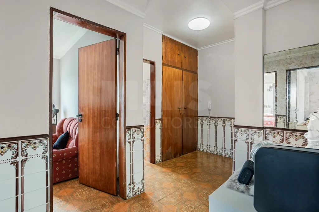 2-Bedroom Apartment with Excellent Potential | Sacavém | 5th Floor with Elevator