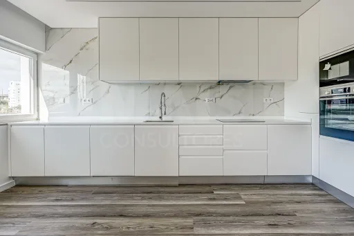 Apartamento T3 totalmente remodelado na Póvoa de Santa Iria com parqueamento