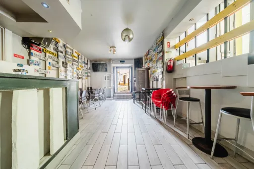 Imóvel Comercial no Centro de Peniche com Possibilidade de Conversão em Habitação