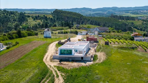 Moradia térrea T4 em terreno de 2 hectares no Carvalhal