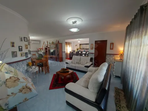 Moradia T5 com terreno e garagem em Côja