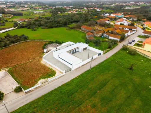 Modern 3-bedr. house on plot of land w/ 2.610m2