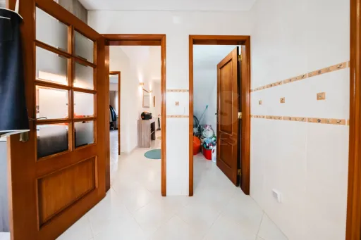 Moradia exclusiva com piscina aquecida, suite, garagem e jardim deslumbrante