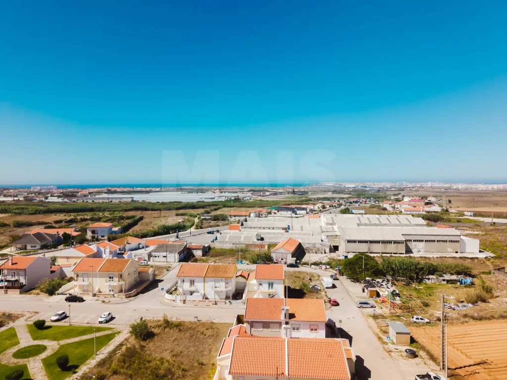 Excelente lote com projeto aprovado para moradia T3 com garagem e piscina