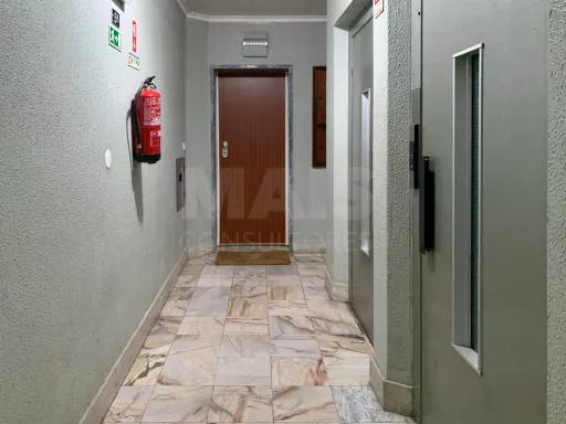 Apartamento com 4 assoalhadas em prédio com elevador