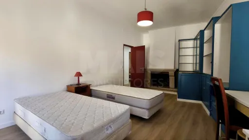 Apartamento T2 com Terraço e Potencial | Centro das Caldas da Rainha