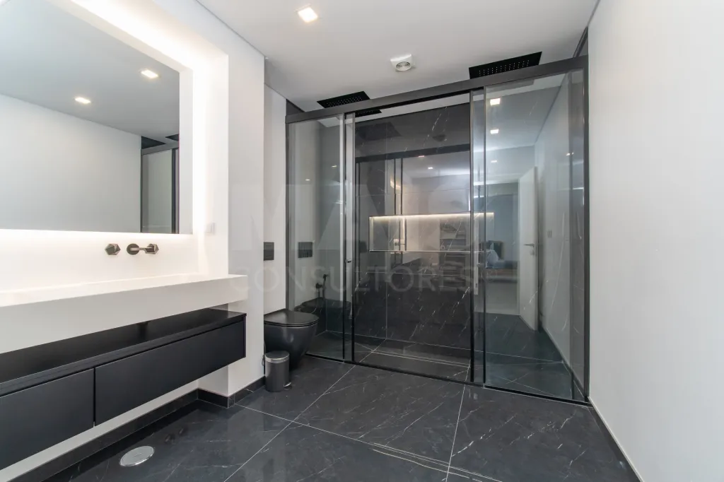 Apartamento T4 Remodelado | 210 m² | Parqueamento e Arrecadação