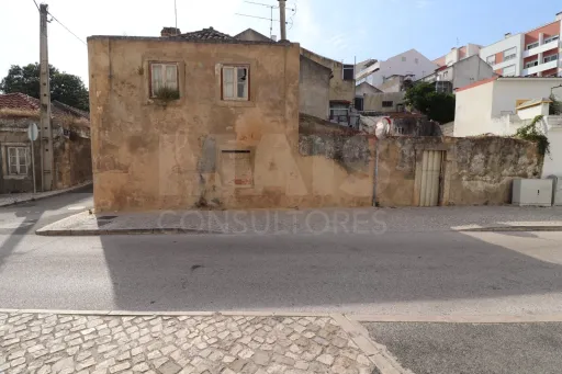 Moradia em Ruína com Excelente Potencial de Reconstrução em Vila Franca de Xira