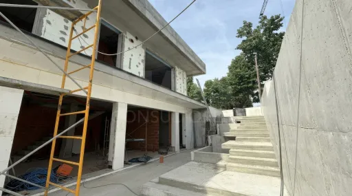 Moradia NOVA T3+1 com piscina e jardim