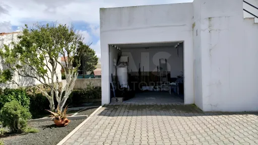 MORADIA T3 Remodelada, Mobilada c/ Suite Master, Terraço, Garagem, Vista Serra, Perto das Praias!