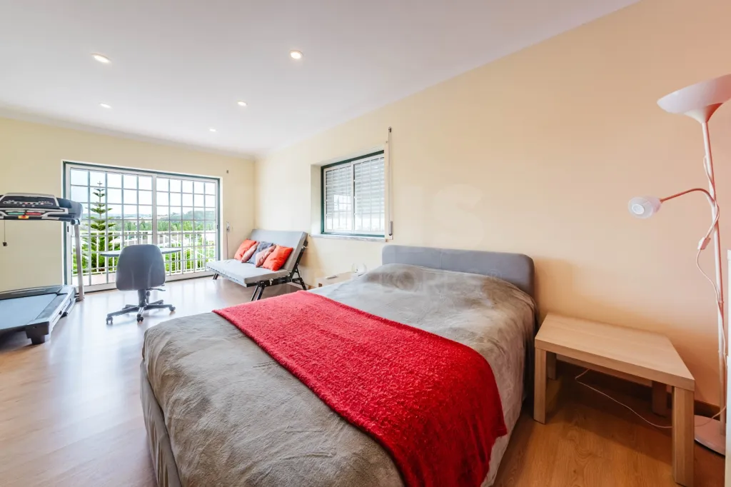 Moradia T5 com 2 Anexos em Terreno com mais de 1.400 m²