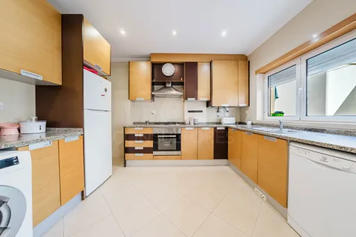 Apartamento T2 com terraço e garagem nas Caldas da Rainha