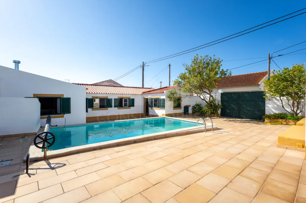 Moradia e dois Anexos T1 com piscina em Casais Mestre Mendo
