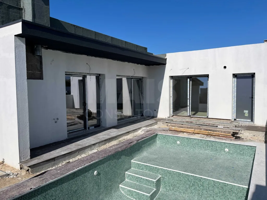 Exclusiva Moradia Térrea T3+1 com Piscina | Arquitetura Contemporânea | Excelentes Áreas