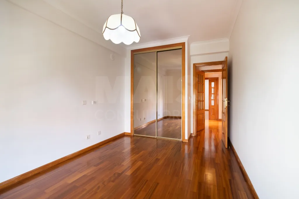 3-Bedroom Apartment in Linda-a-Velha