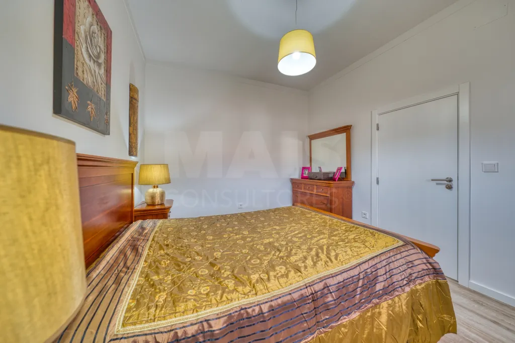 Viva com Espaço e Conforto: Moradia T4 com Anexo e Garagem em Coruche – Pronta a Habitar