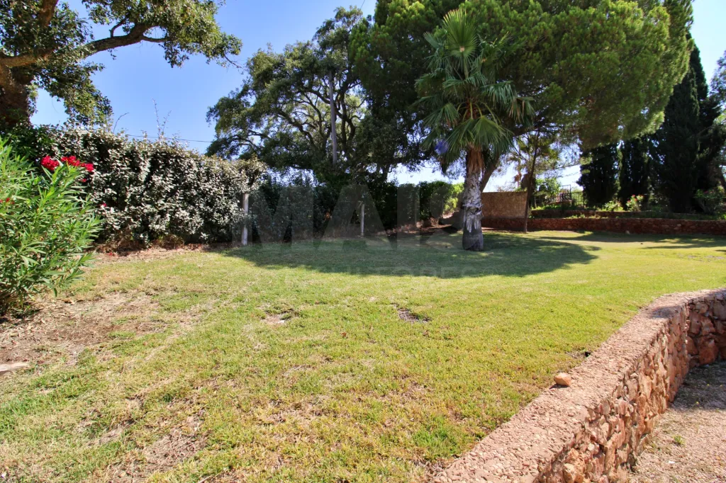 Fantástica moradia térrea em Carvoeiro com amplo terreno