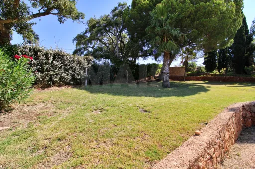 Fantástica moradia térrea em Carvoeiro com amplo terreno