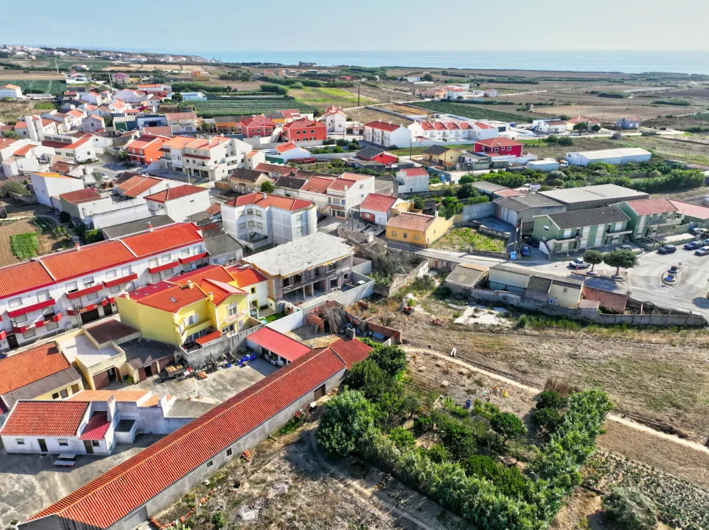 Apartamento T2 com Varanda & Parqueamento Privado, a 1 km da Praia da Consolação | Atouguia da Baleia – Peniche