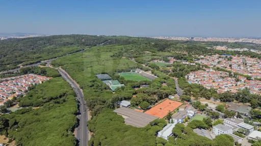Oportunidade T4 Varandas, Estacionamento e Arrecadação no Restelo