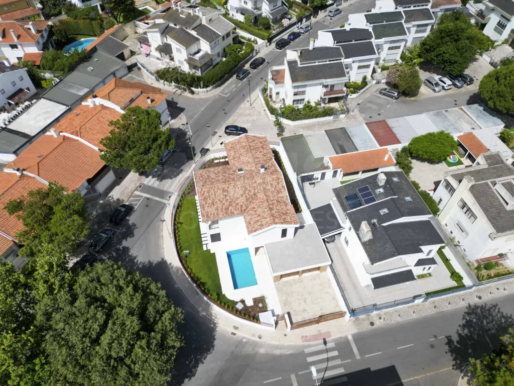 Moradia nova com piscina T4 em Linda a Velha