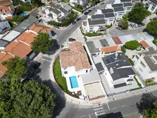Moradia nova com piscina T4 em Linda a Velha
