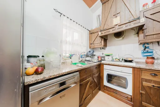 Moradia T2 em Alcanede, Santarém com Jardim e Terreno Urbano